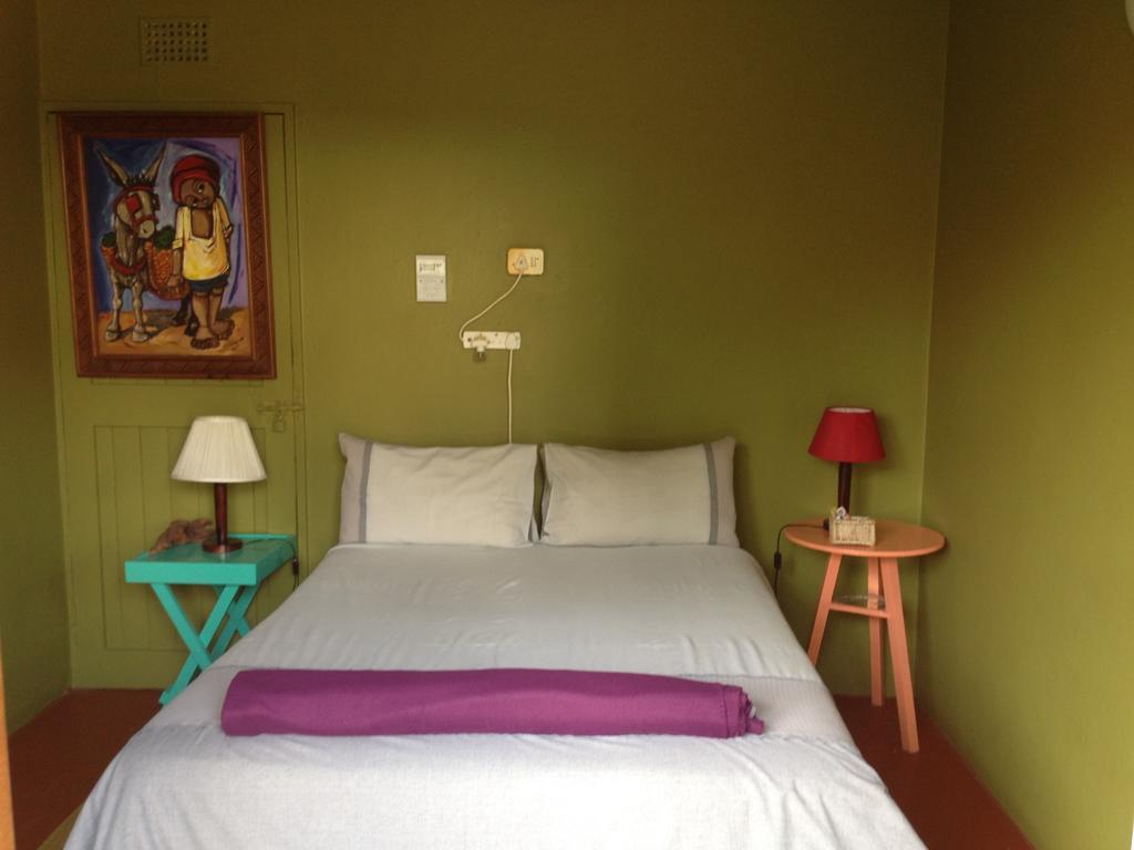 Хостел Jungle Monkey Backpackers Port Saint John's Номер фото