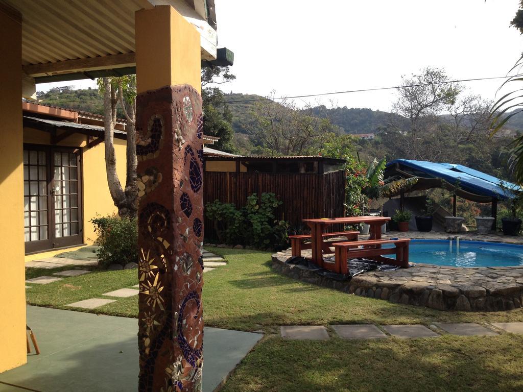 Хостел Jungle Monkey Backpackers Port Saint John's Номер фото